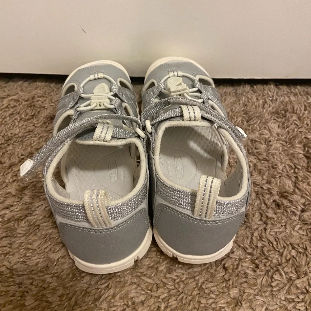 Kids Gray and White Keen’s